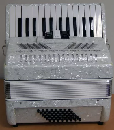 26K48B 3/0 Аккордеон 1/2 Ritmuller Аккордеон, 26 клавиш ,48 басов, 3 регистра Ritmuller