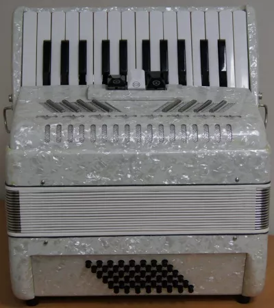 26K48B 3/0 Аккордеон 1/2 Ritmuller Аккордеон, 26 клавиш ,48 басов, 3 регистра Ritmuller