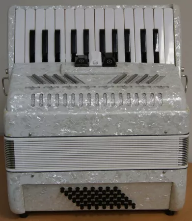 26K48B 3/0 Аккордеон 1/2 Ritmuller Аккордеон, 26 клавиш ,48 басов, 3 регистра Ritmuller