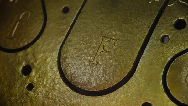 KSY.37.C.e1 Глюкофон 37см, гравировка «Ноты», полукруглые лепестки, Kosmosky