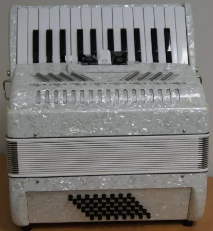 26K48B 3/0 Аккордеон 1/2 Ritmuller Аккордеон, 26 клавиш ,48 басов, 3 регистра Ritmuller